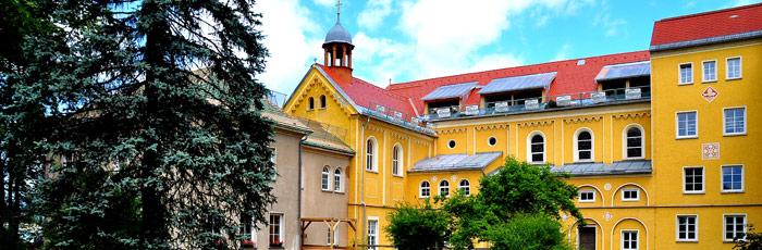 Header Bild: Die Hinterseite vom großen Haus Harbach an einem schönen Sommertag Header Bild: Die Hinterseite vom großen Haus Harbach an einem schönen Sommertag