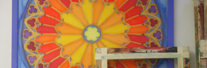 Header Bild: Ein Schön gestaltetes Kirchenfenster