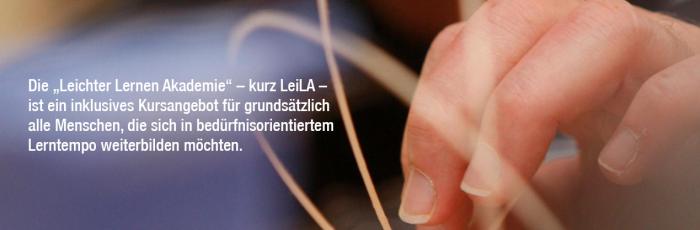 Header Bild: Ein Klient bindet konzentriert eine Masche